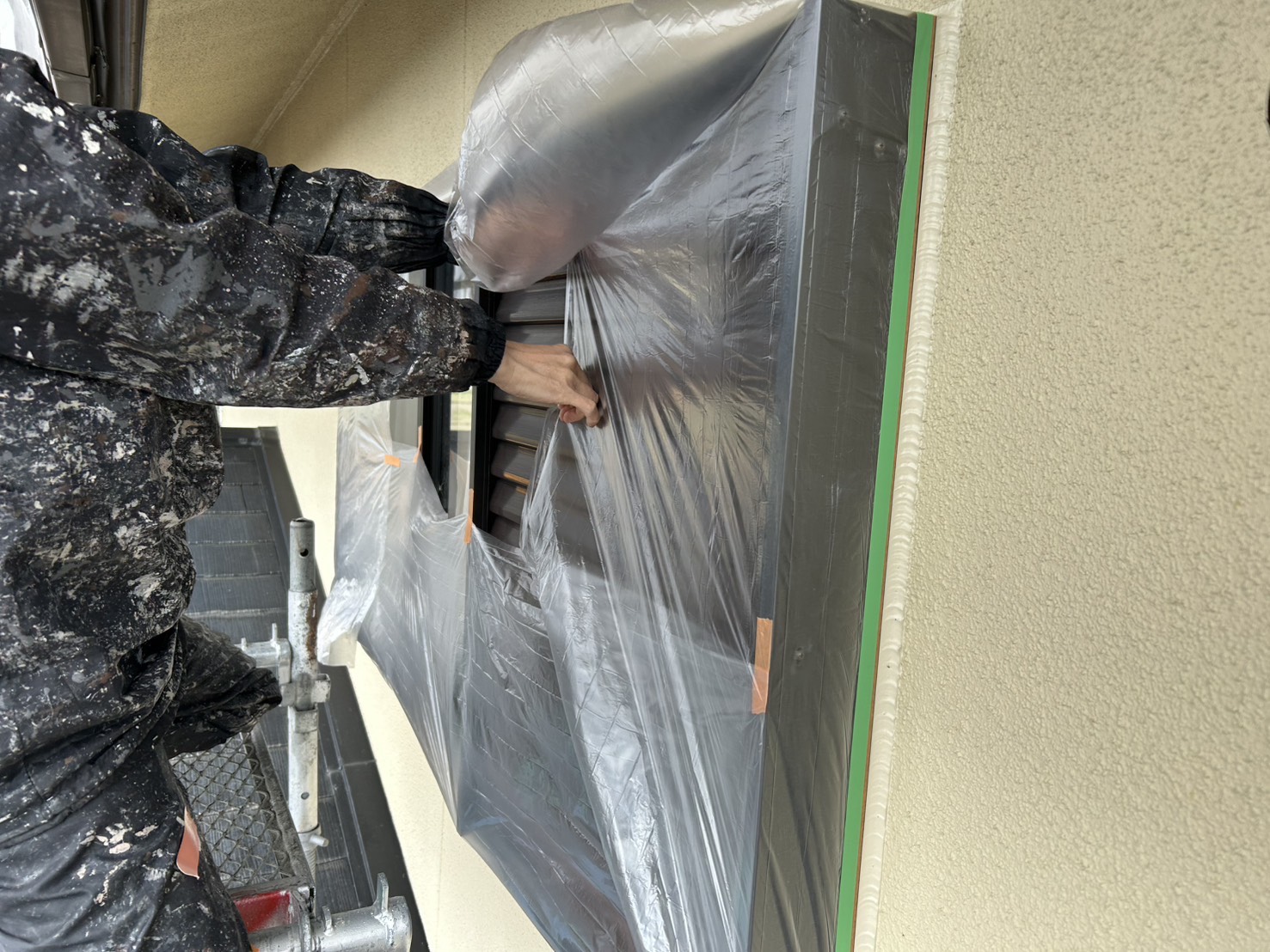 久留米市　住宅塗装　養生と高圧洗浄です！